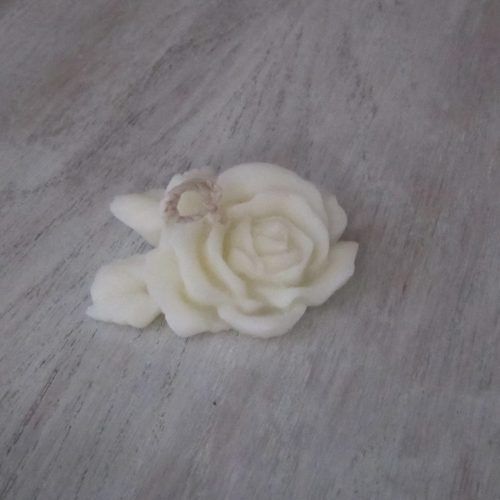 Bougie fleur de rose et son feuillage